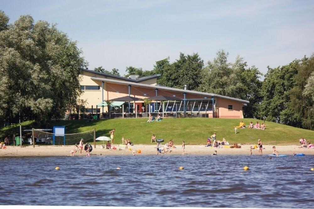 Ruime 5-Persoons Chalet Aan Het Bergumermeer Suameer Exteriör bild