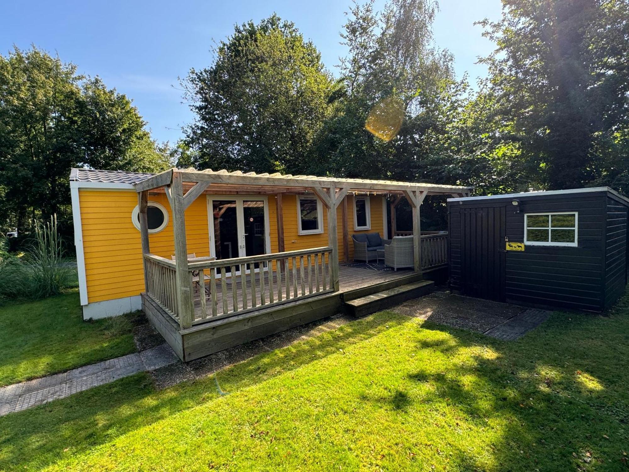 Ruime 5-Persoons Chalet Aan Het Bergumermeer Suameer Exteriör bild